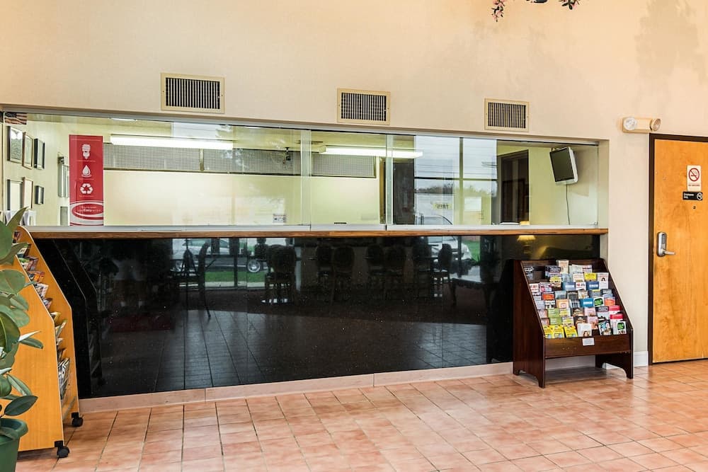 Econo Lodge Andrews Air Force Base interior in Clinton, MD — gallery photo 2