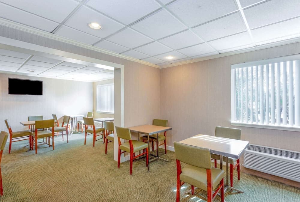 La Quinta Inn & Suites by Wyndham Jacksonville Mandarin property views in Jacksonville, FL — gallery photo 3