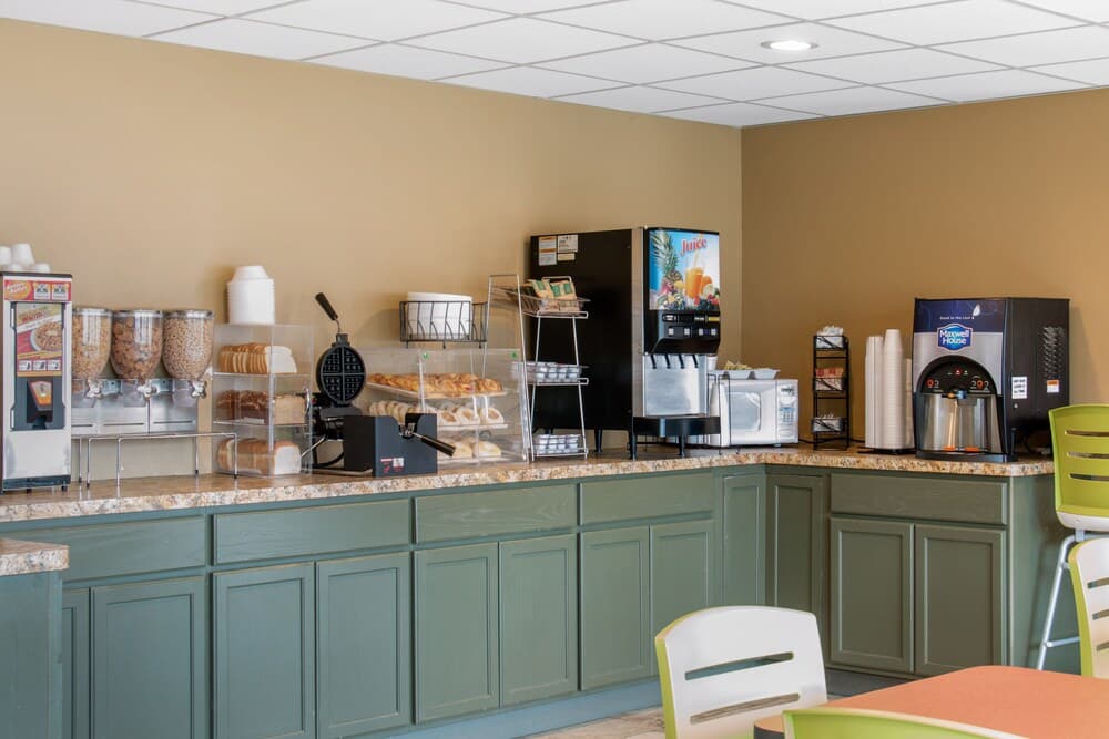 Econo Lodge Inn And Suites gallery photo in Binghamton, NY — image 11