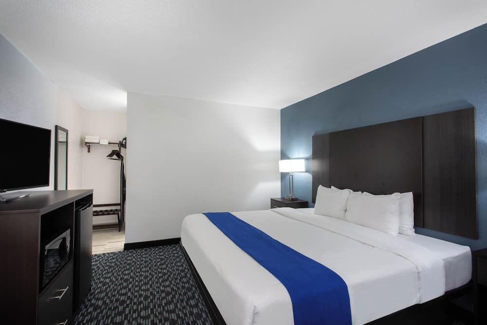 University Inn and Suites' property views in Charlotte, NC — gallery photo 3