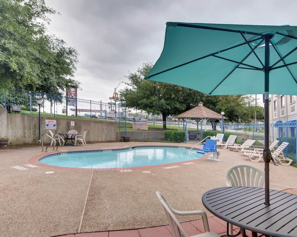 Quality Inn & Suites Grand Prairie South gallery photo in Grand Prairie, TX — image 13