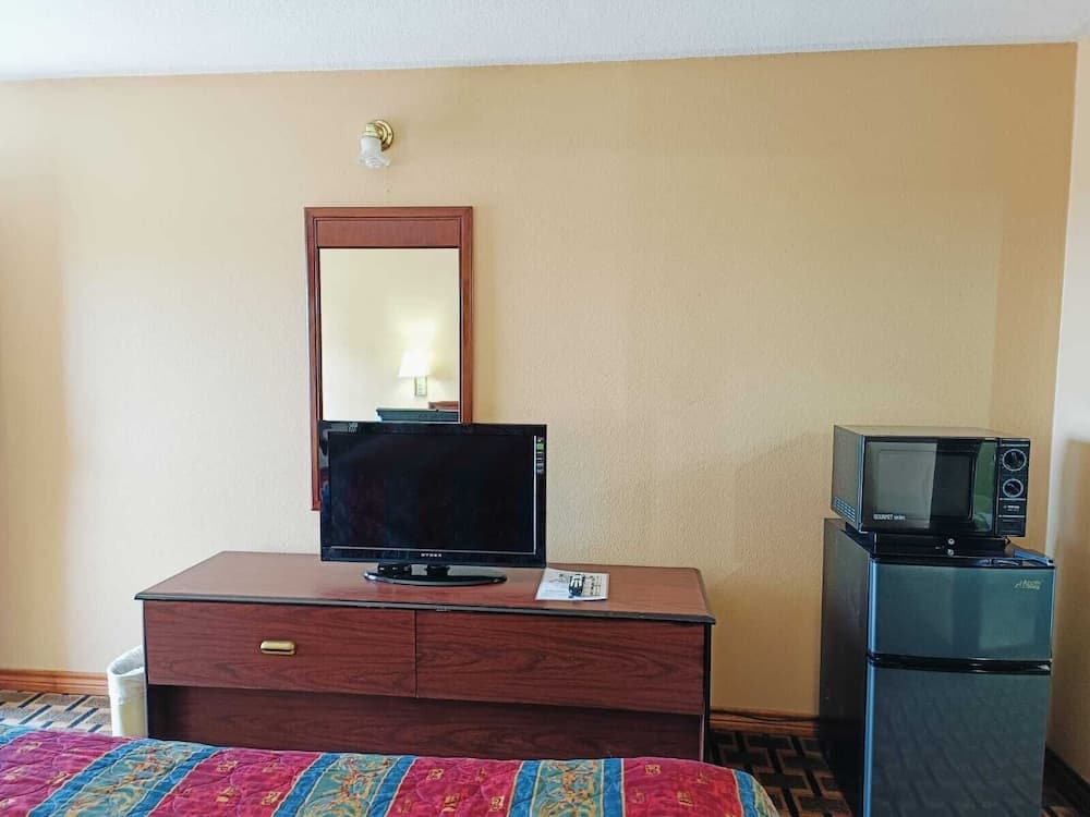 Victorian Inn interior in Athens, TX — gallery photo 2