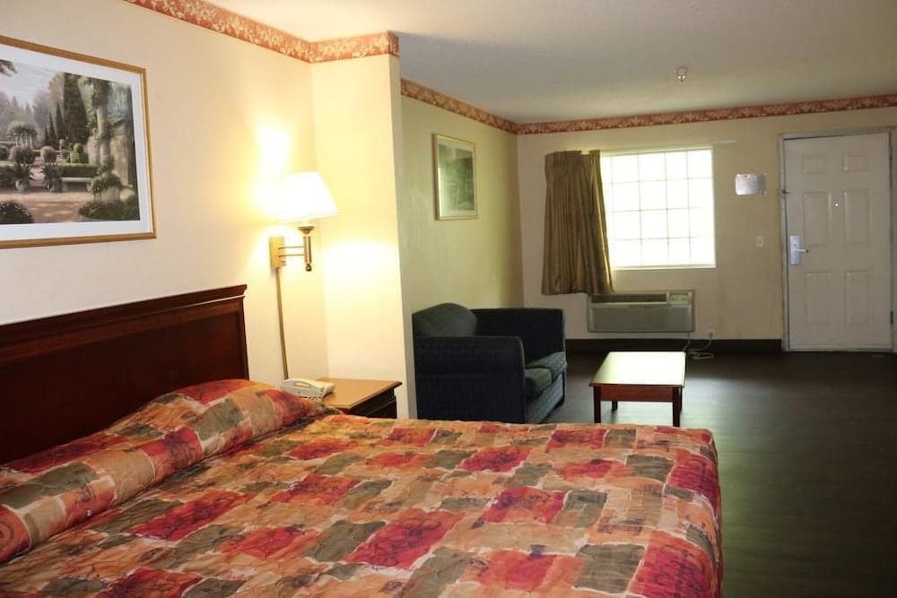 Magnolia Bay Hotel & Suites property views in Jonesboro, GA — gallery photo 3