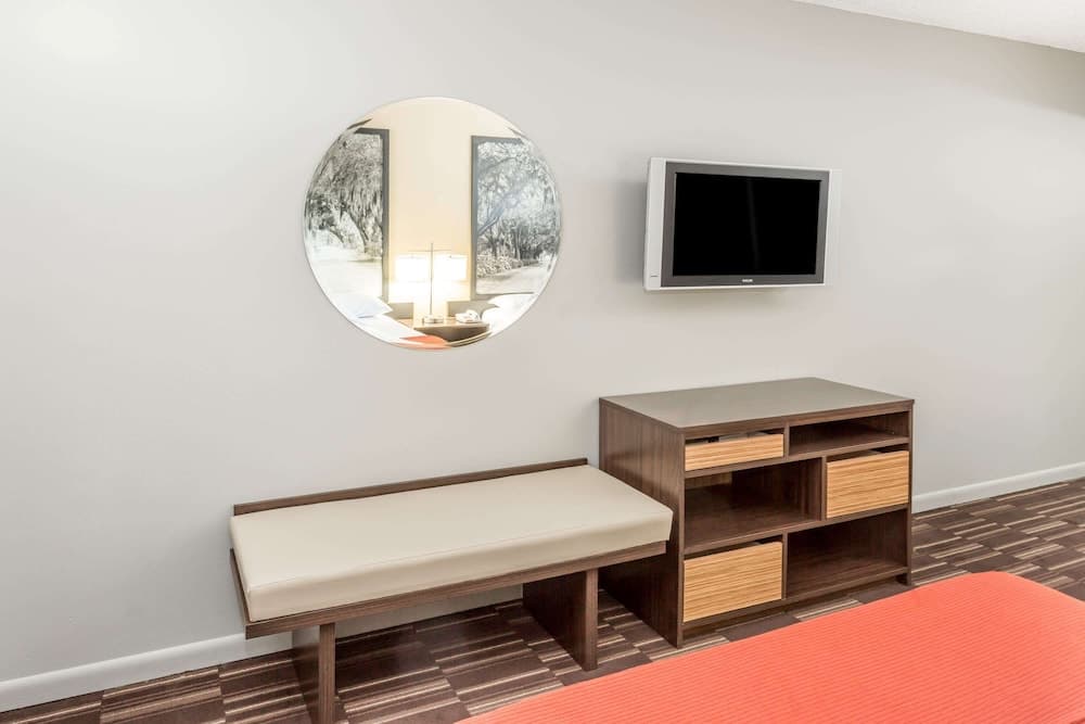Super 8 by Wyndham Adel GA I-75 property views in Adel, GA — gallery photo 3