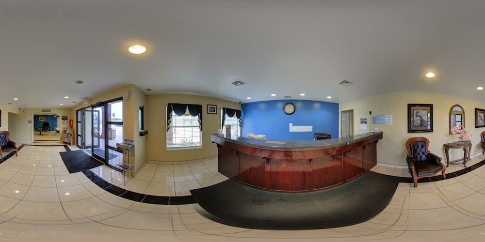 Deluxe Inn & Suites interior in Raymondville, TX — gallery photo 2