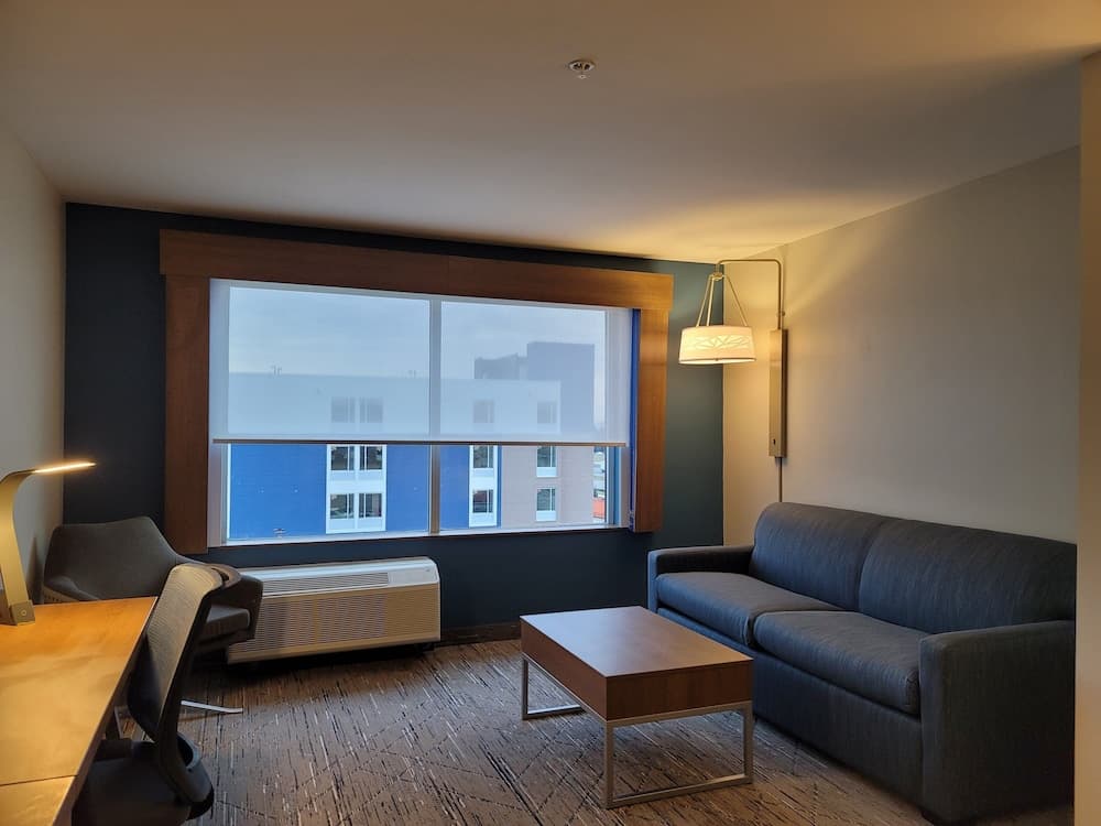 Holiday Inn Express & Suites Detroit Dearborn by IHG gallery photo in Dearborn, MI — image 66