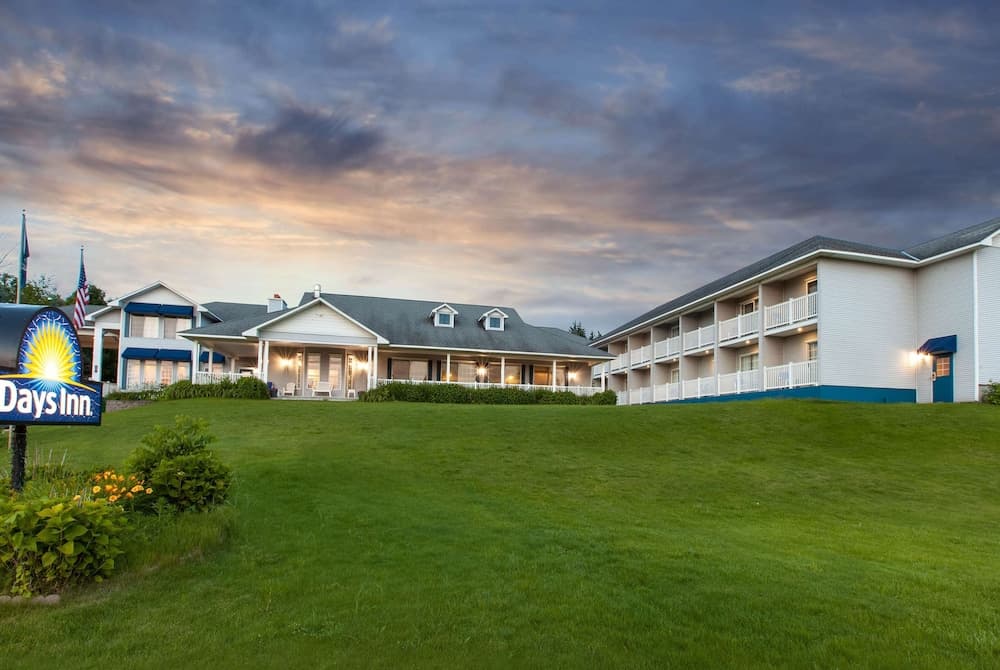 Days Inn by Wyndham Petoskey interior in Petoskey, MI — gallery photo 2