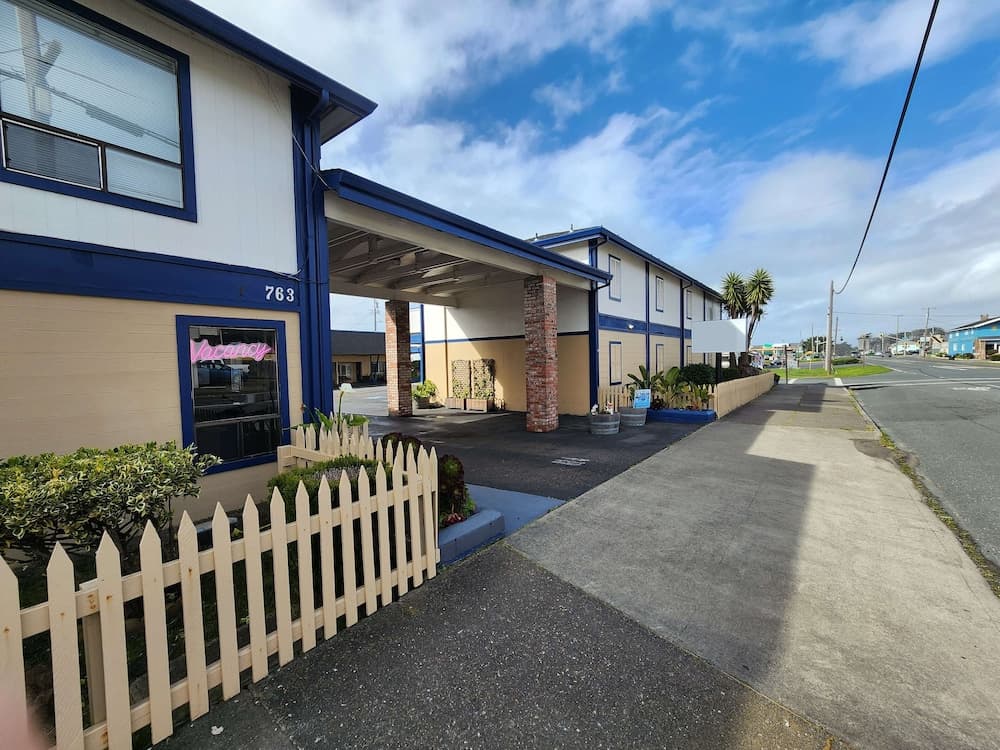 Studio 9 Fort Bragg, LLC. featured exterior or lobby in Fort Bragg, CA — similar hotel