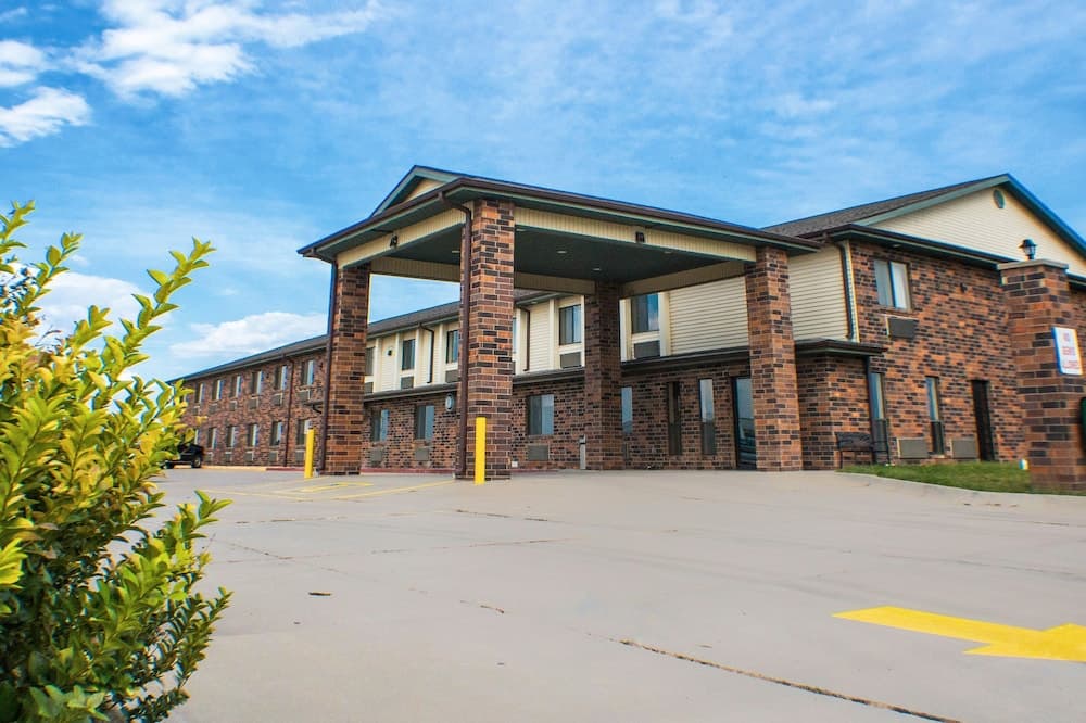 Victorian Inn & Suites featured exterior or lobby in York, NE — similar hotel