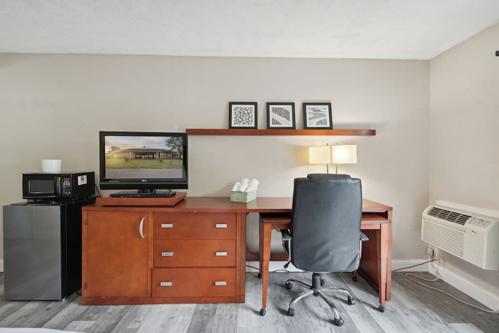 Miami Suites Hotel gallery photo in Toledo, OH — image 21