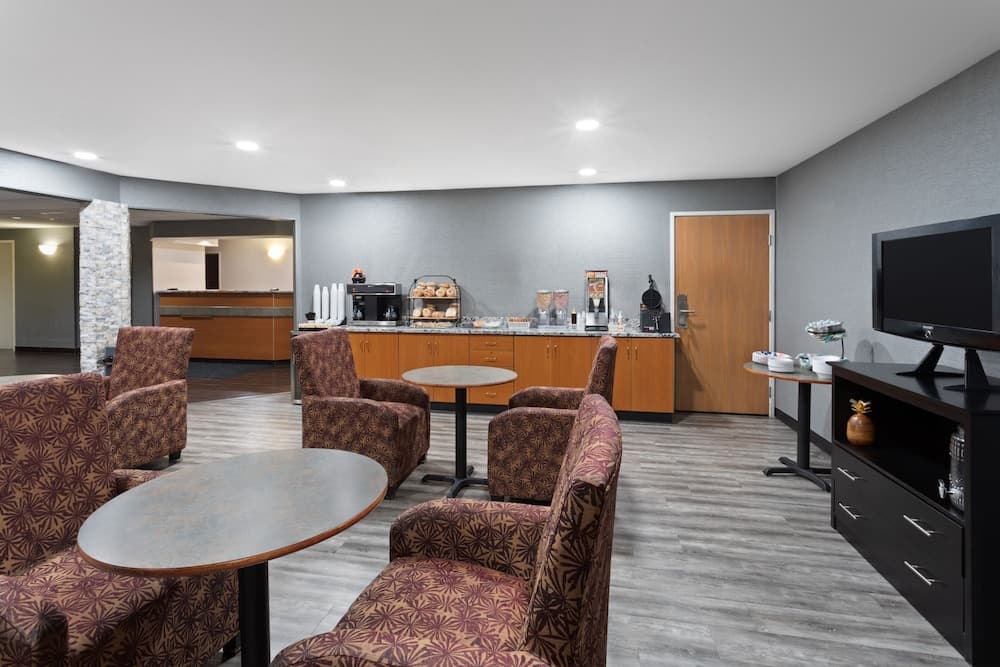 Americas Best Value Inn & Suites Racine gallery photo in Mount Pleasant, WI — image 26