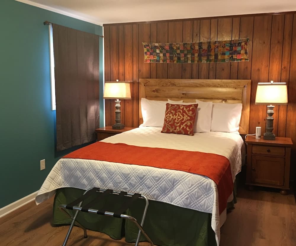 Meadowlark Motel with Restaurant & Bar property views in Maggie Valley, NC — gallery photo 3