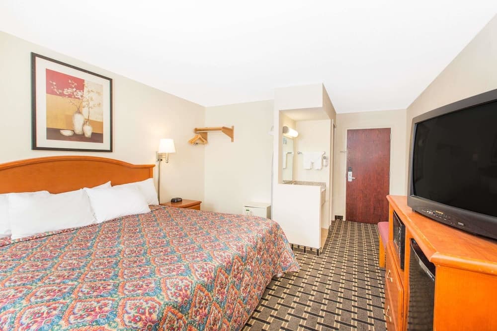Days Inn by Wyndham Effingham property views in Effingham, IL — gallery photo 3