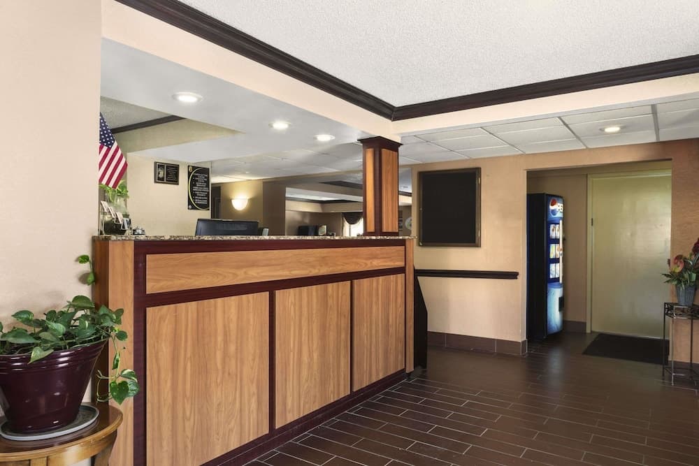 Super 8 by Wyndham Taylor/Detroit Area interior in Taylor, MI — gallery photo 2