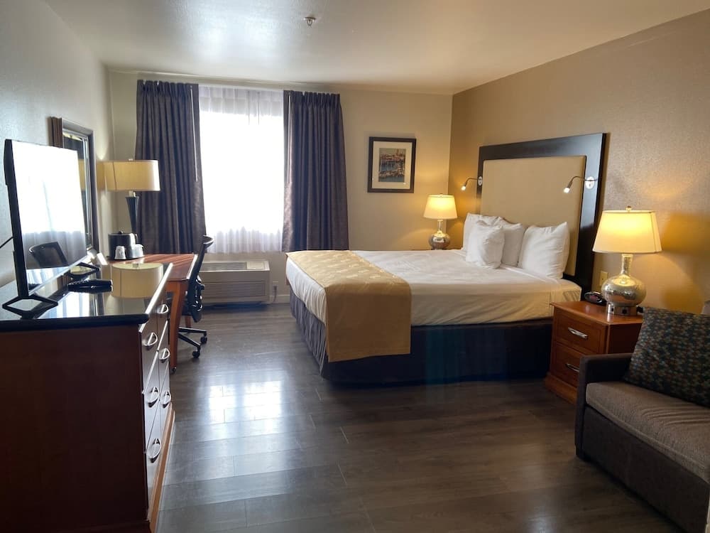 Toppenish Inn and Suites interior in Toppenish, WA — gallery photo 2