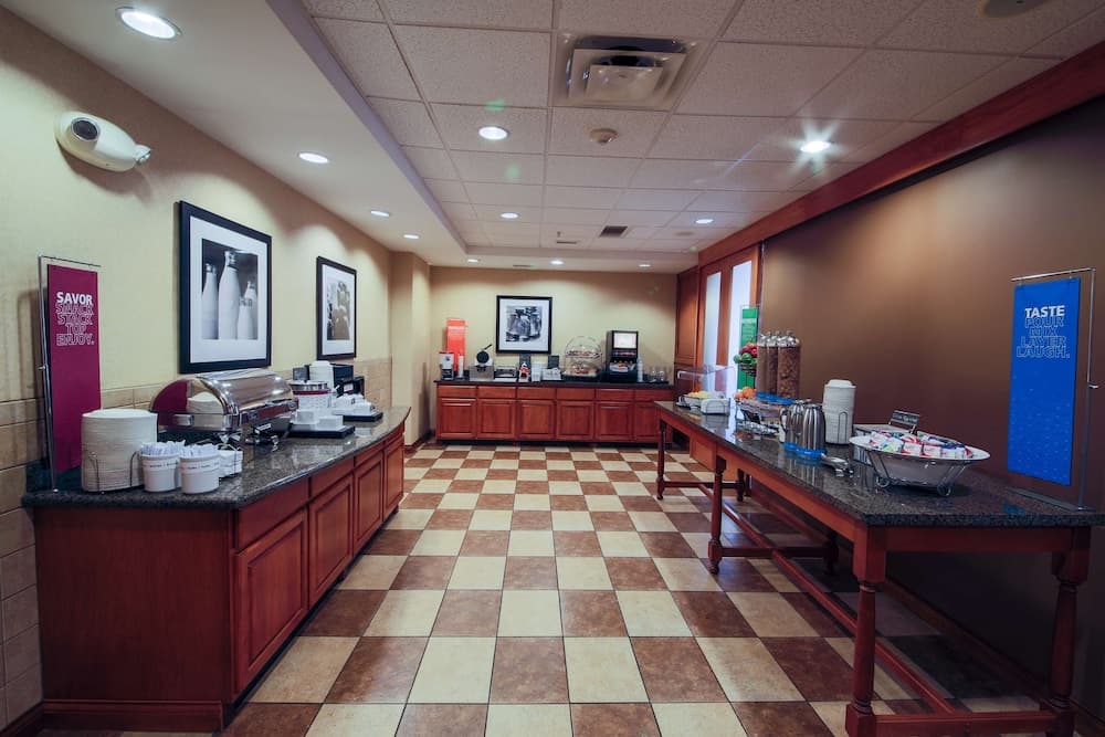 Hampton Inn Waterloo Cedar Valley gallery photo in Waterloo, IA — image 69