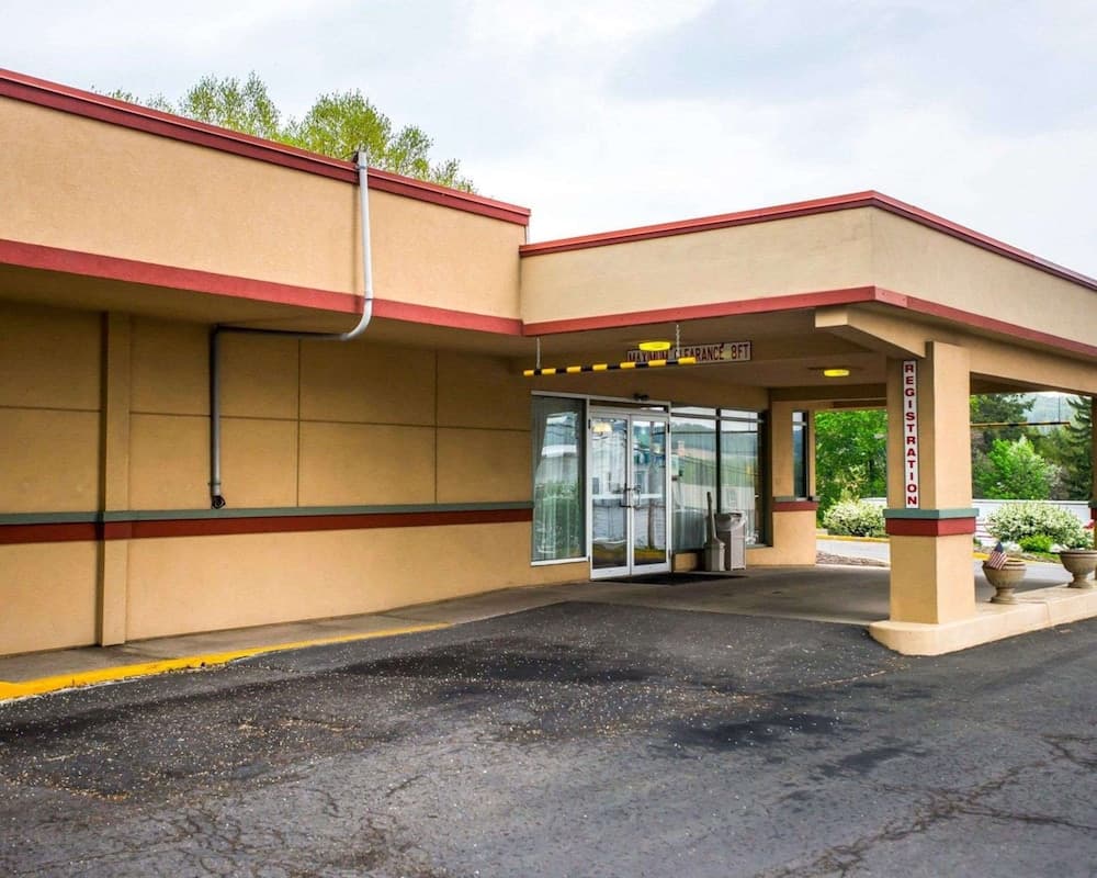 Econo Lodge And Suites Shamokin Dam - Selinsgrove featured exterior or lobby in Shamokin Dam, PA — similar hotel