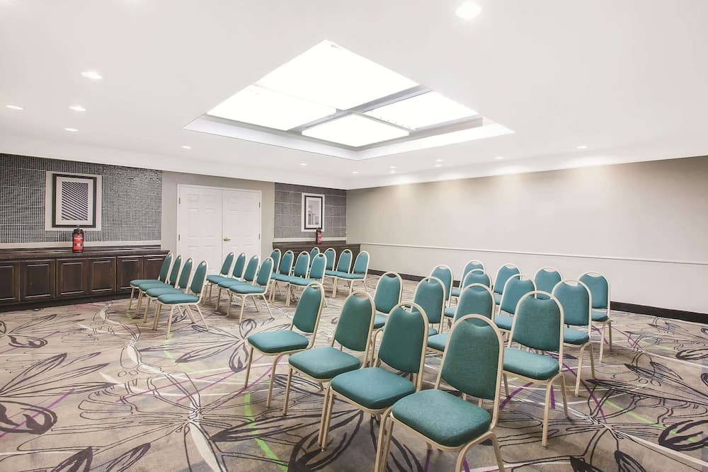 La Quinta Inn & Suites by Wyndham Beaumont West gallery photo in Beaumont, TX — image 13