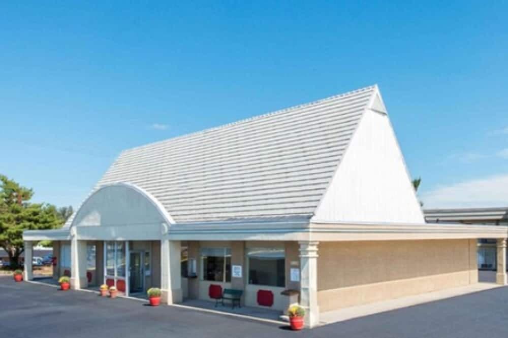 Knights Stay Inn Frankfort featured exterior or lobby in Frankfort, KY — similar hotel