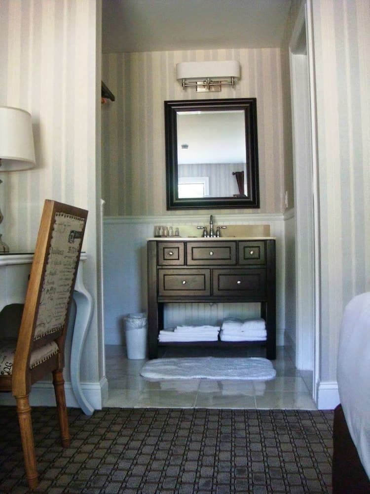The Milestone Inn interior in Woodbury, CT — gallery photo 2