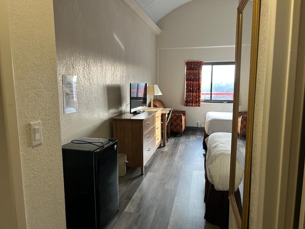 Hilltop Inn & Suites property views in Yonkers, NY — gallery photo 3