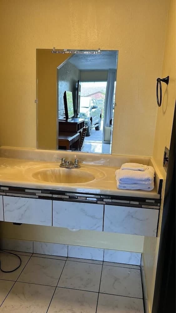 Sebastian Inn interior in Kissimmee, FL — gallery photo 2