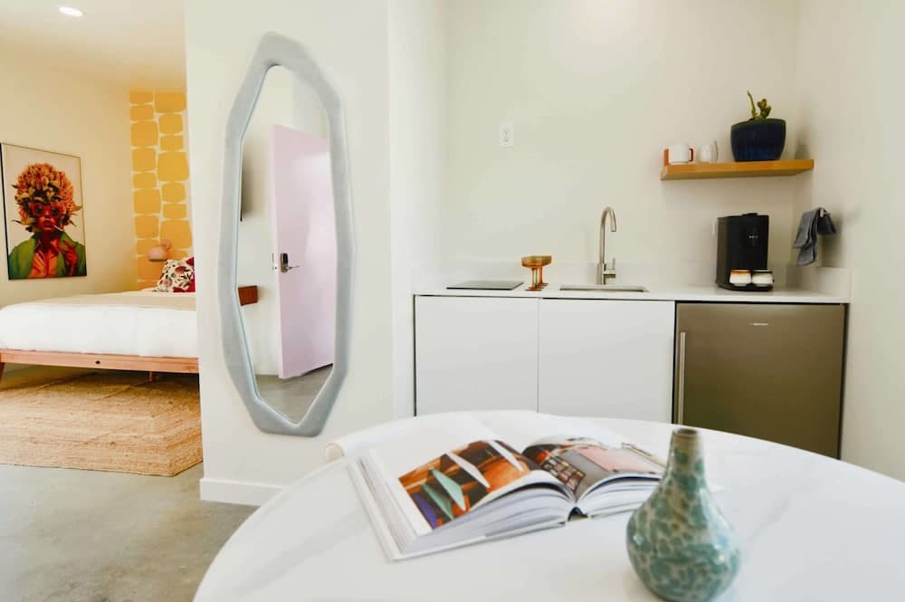 Deluxe Room, 1 King Bed, Kitchen, Pool View property views in Palm Springs, CA — gallery photo 3
