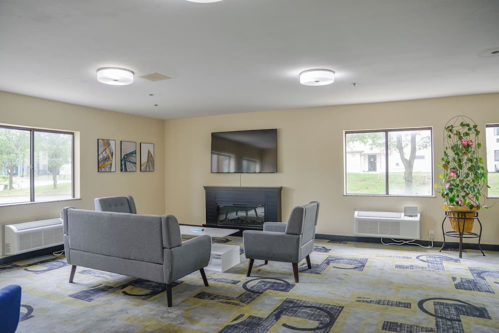 Days Inn by Wyndham Mount Vernon interior in Mount Vernon, IL — gallery photo 2