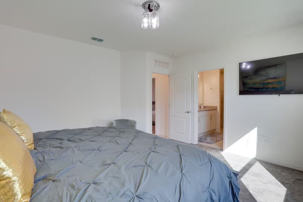 Palm Breeze Lux Stay - Port St. Lucie interior in Port Saint Lucie — gallery photo 2