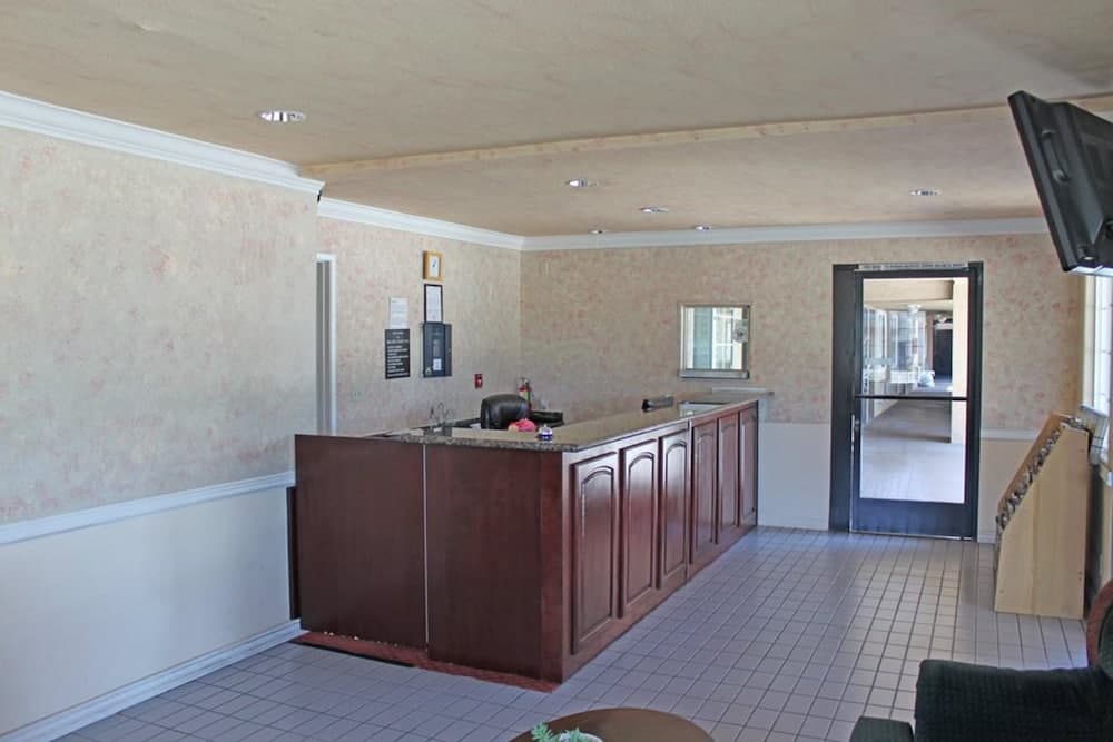 Orange Tustin Inn interior in Orange, CA — gallery photo 2