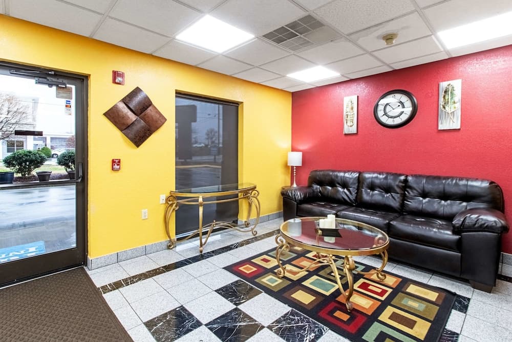 Quality Inn & Suites Dickson interior in Dickson, TN — gallery photo 2
