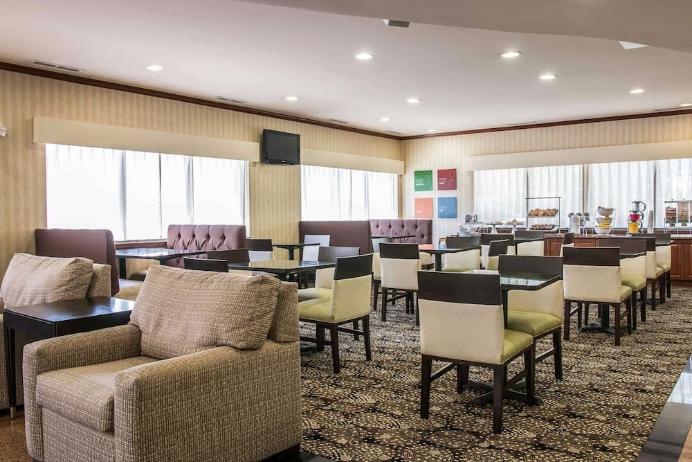 Comfort Suites Canton - Detroit gallery photo in Canton — image 11