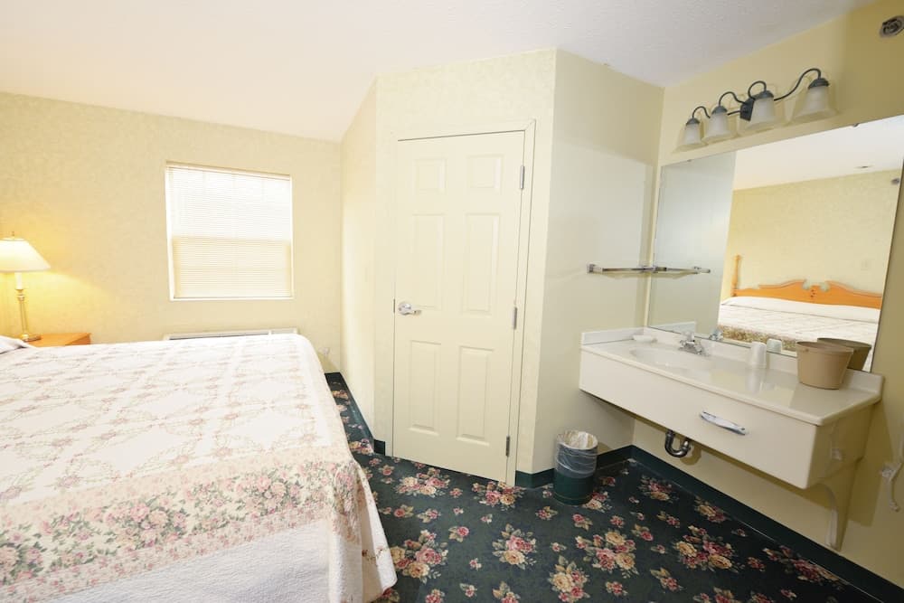 Our Guest Inn and Suites - Downtown gallery photo in Port Clinton, OH — image 8
