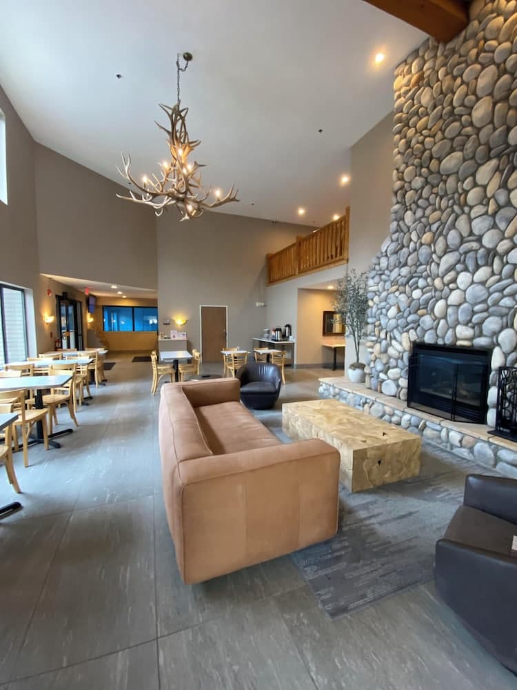 Beachfront Hotel interior in Houghton Lake, MI — gallery photo 2