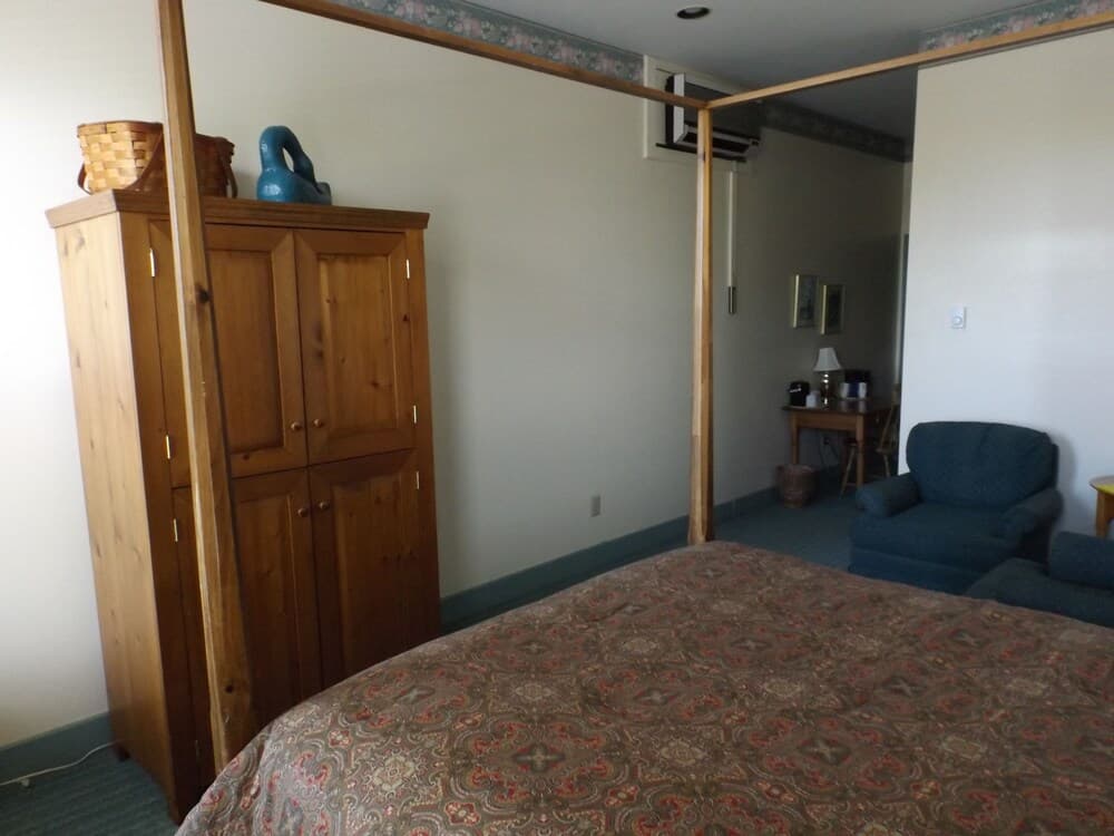Hermanns European Inn interior in Cadillac, MI — gallery photo 2