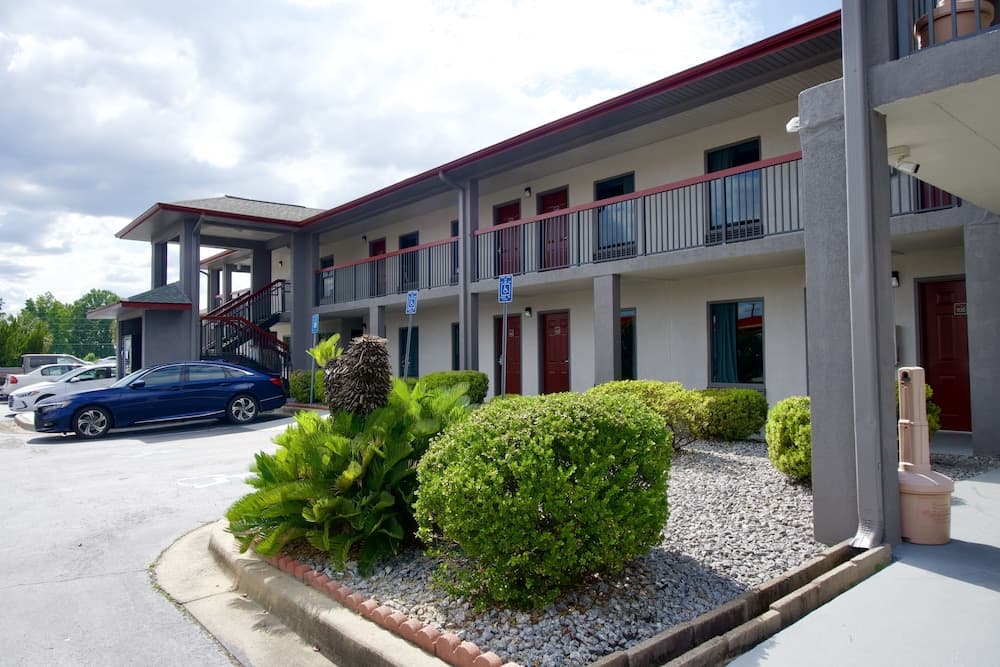 Red Roof Inn Savannah North I-95 – Port Wentworth featured exterior or lobby in Port Wentworth, GA — similar hotel