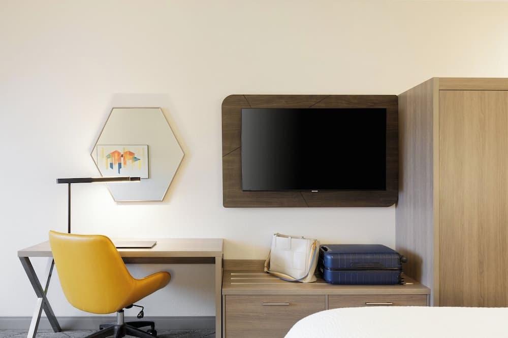Holiday Inn Express And Suites Elgin Chicago Northwest by IHG interior in Elgin, IL — gallery photo 2