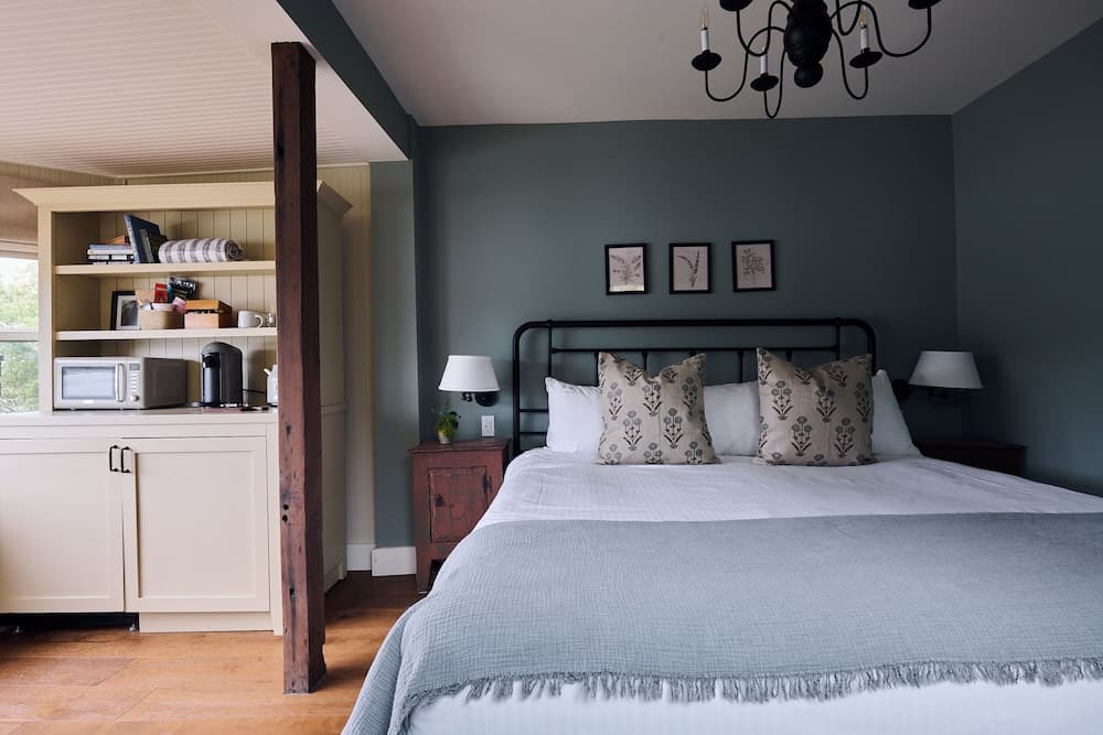 Madeira House interior in Jenner, CA — gallery photo 2