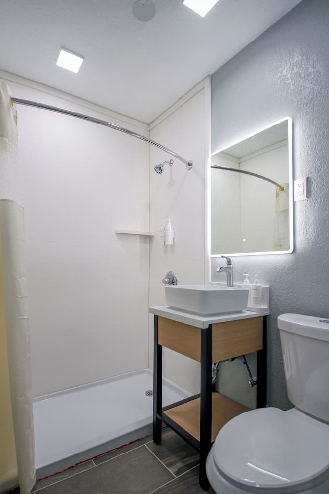 Pacific Inn & Suites interior in San Pedro, CA — gallery photo 2
