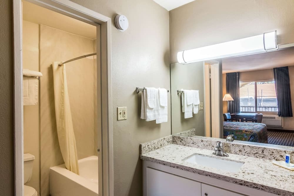 Rodeway Inn Regalodge gallery photo in Glendale, CA — image 19