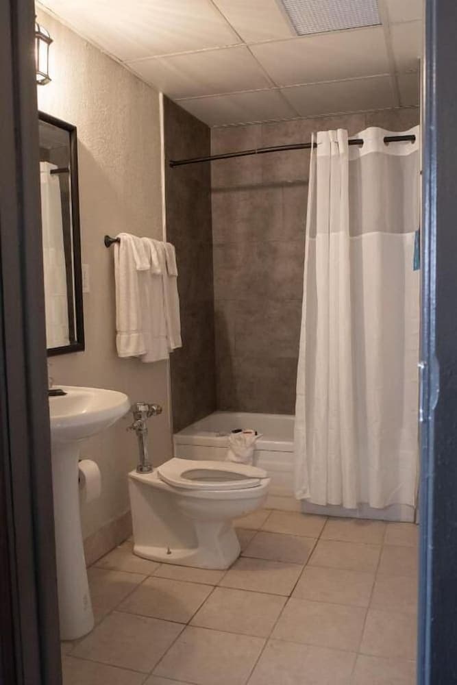 Hotel Chataura property views in Dearborn, MI — gallery photo 3
