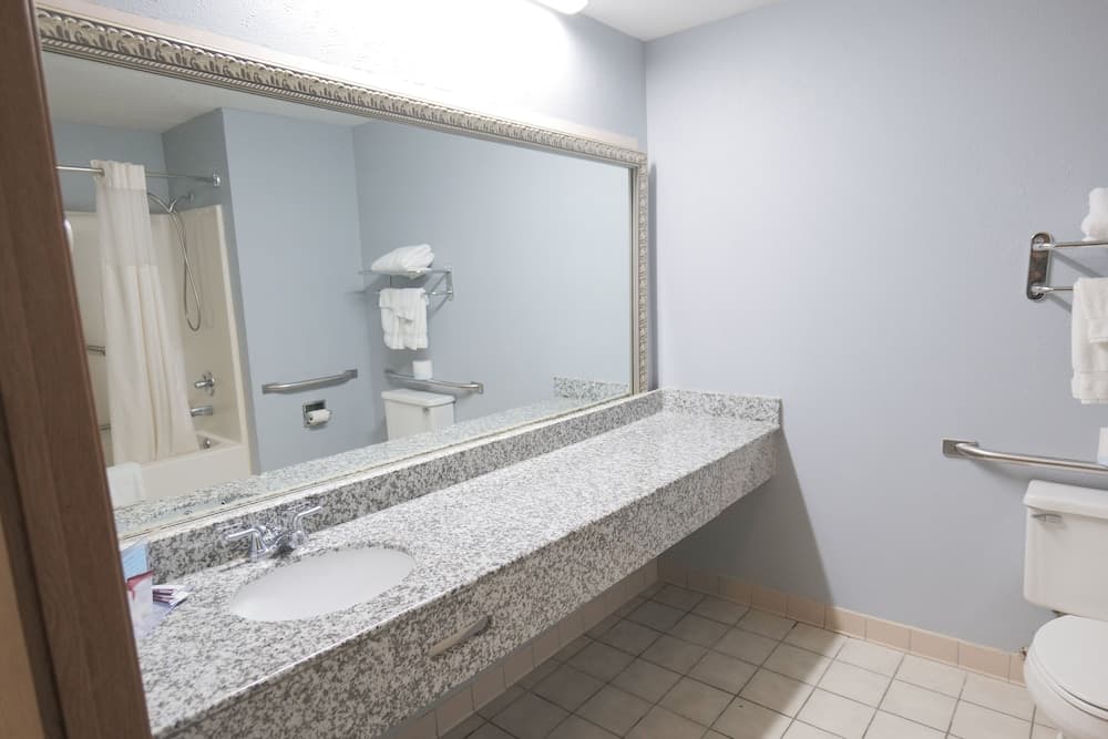 Baymont by Wyndham Flint Airport North gallery photo in Flint, MI — image 9
