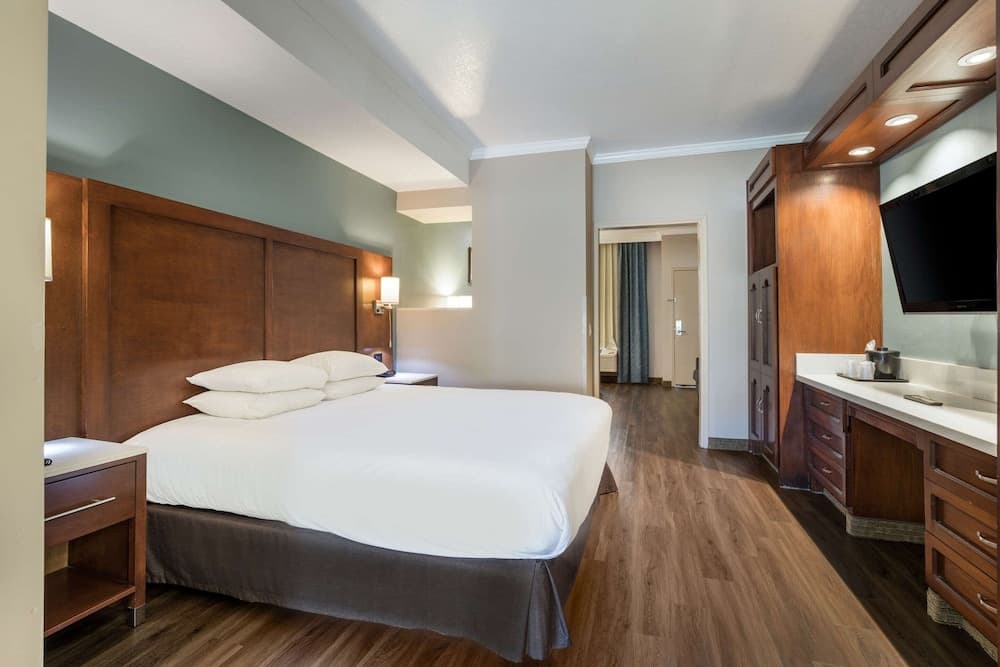 MainStay Suites John Wayne Airport by Choice Hotels gallery photo in Santa Ana, CA — image 11