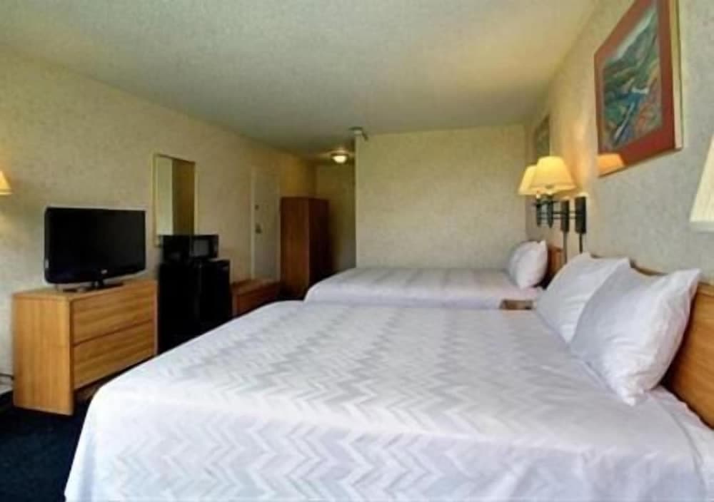 Airport Inn Flint interior in Flint, MI — gallery photo 2