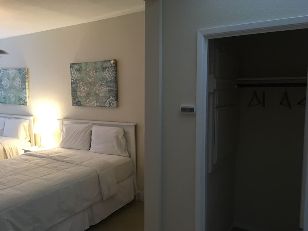 Hotel Burgess interior in Reedley, CA — gallery photo 2