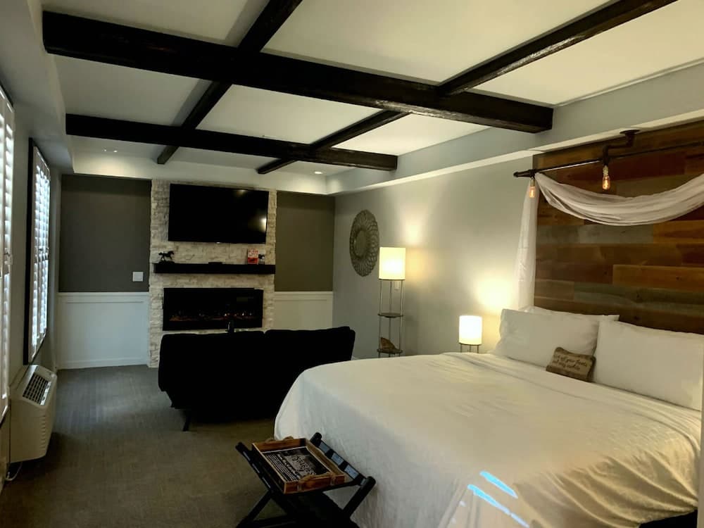Cedar Stables Inn and Suites property views in Sandusky, OH — gallery photo 3