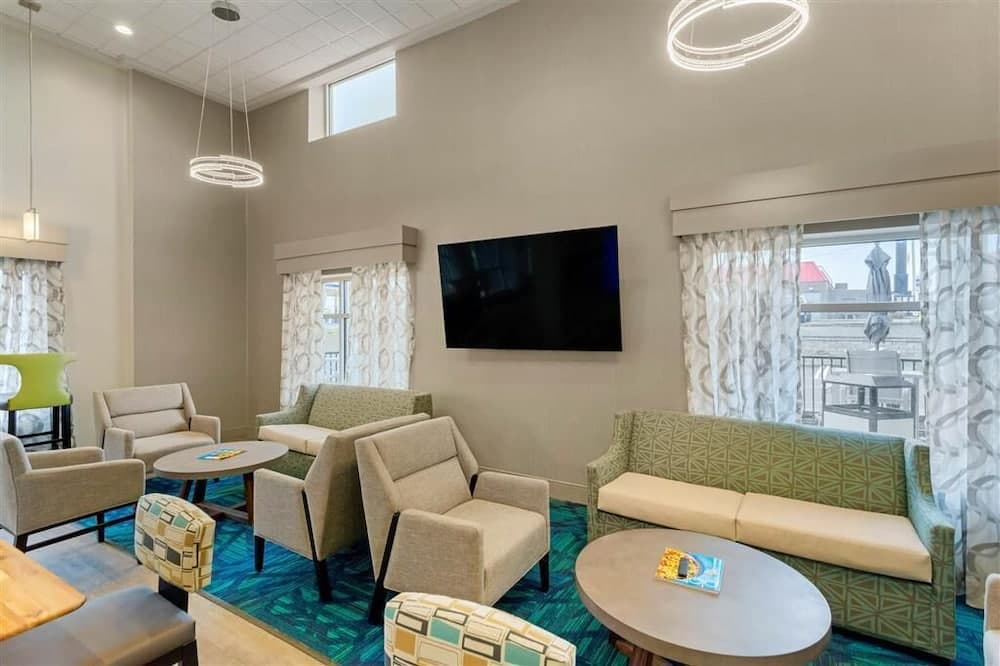 Days Inn & Suites by Wyndham Bowling Green interior in Bowling Green, KY — gallery photo 2
