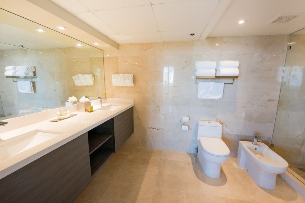 DoubleTree by Hilton Grand Hotel Biscayne Bay property views in Miami, FL — gallery photo 3