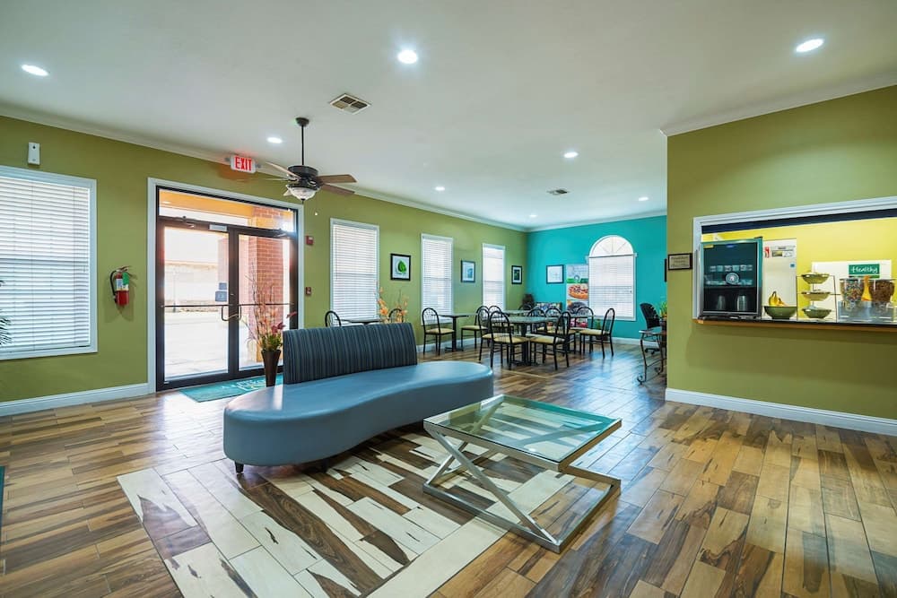 Quality Inn DeRidder interior in DeRidder, LA — gallery photo 2