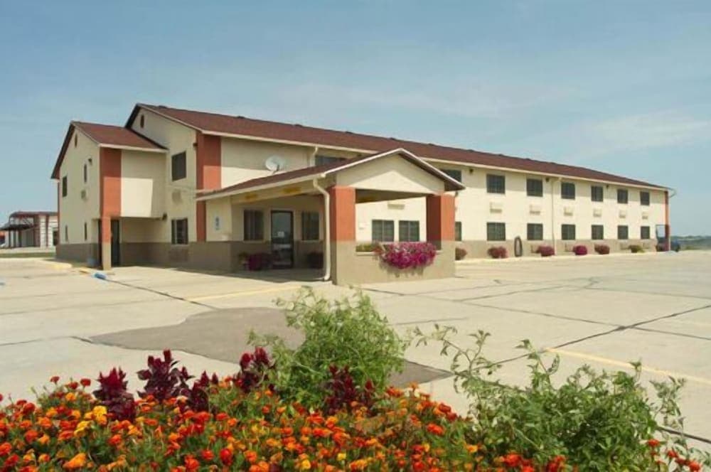 Cherokee Inn featured exterior or lobby in Cherokee, IA — similar hotel